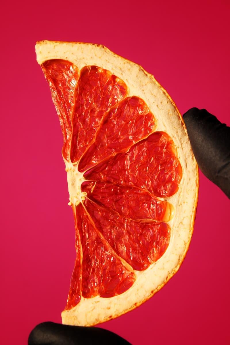 Dried grapefruit chips