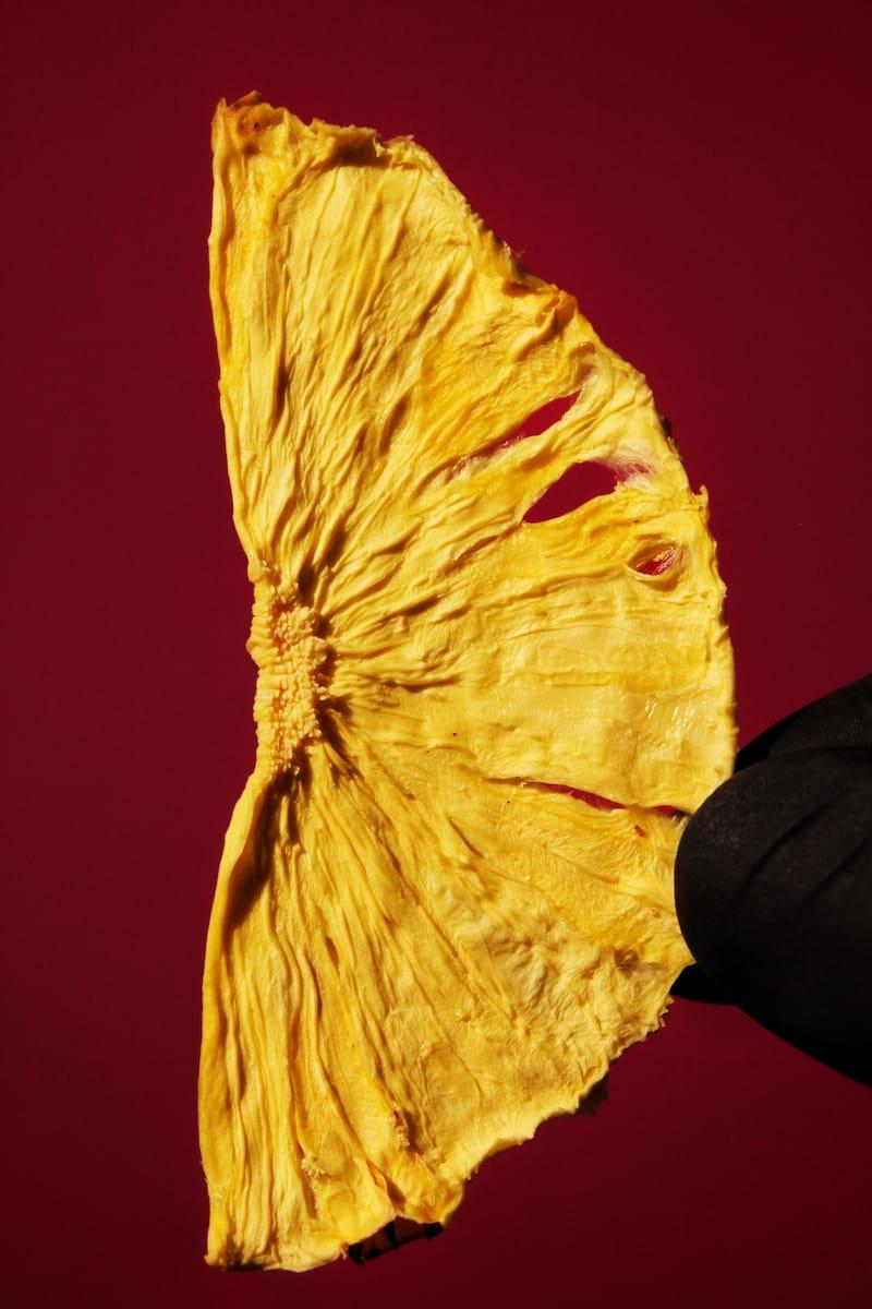 Dried pineapple chips